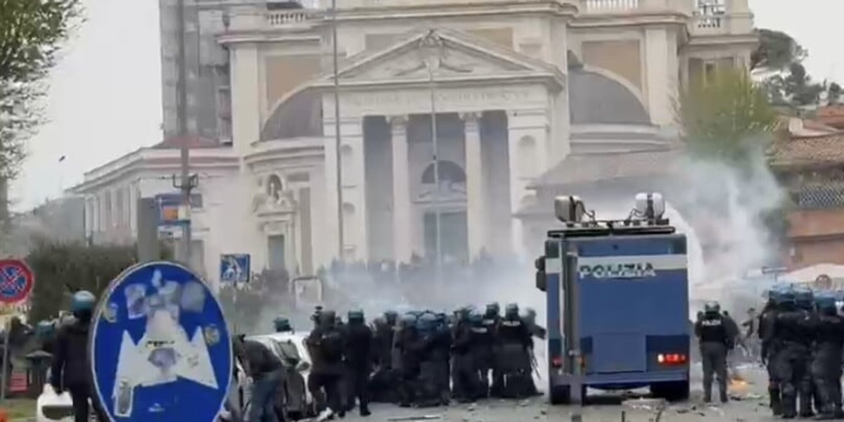 Lazio, scontri prima del derby a Ponte Milvio tra tifosi e polizia