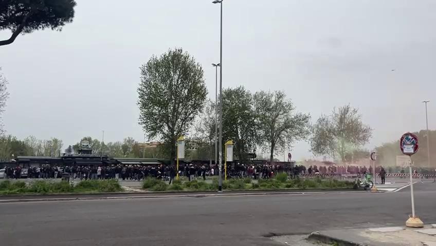 Tensione fuori dall'Olimpico prima del derby