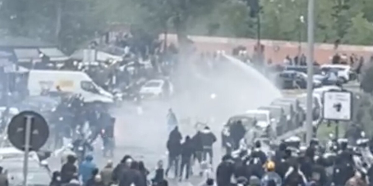 Idranti e fumogeni a Ponte Milvio prima del derby