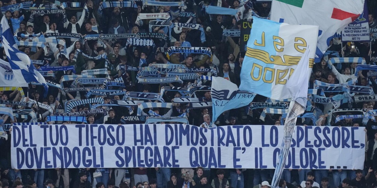 Striscioni e sfottò all'Olimpico per il derby: Lazio-Roma si accende