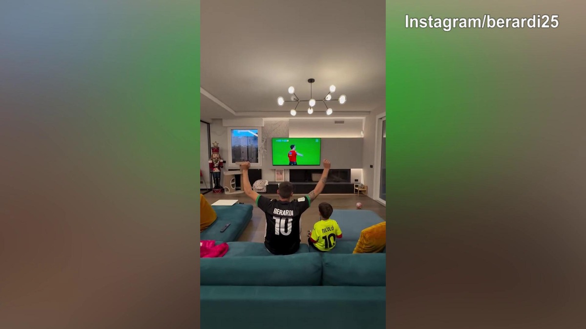 Sassuolo, Berardi festeggia la promozione dal divano di casa