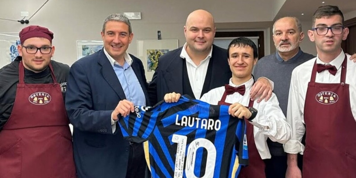 Lautaro Martinez e il bellissimo gesto: donata la maglia a un ristorante. Ma c'è un motivo