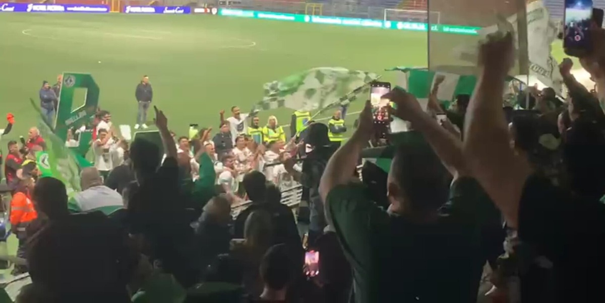 Avellino promosso in B, la festa dei giocatori con i tifosi