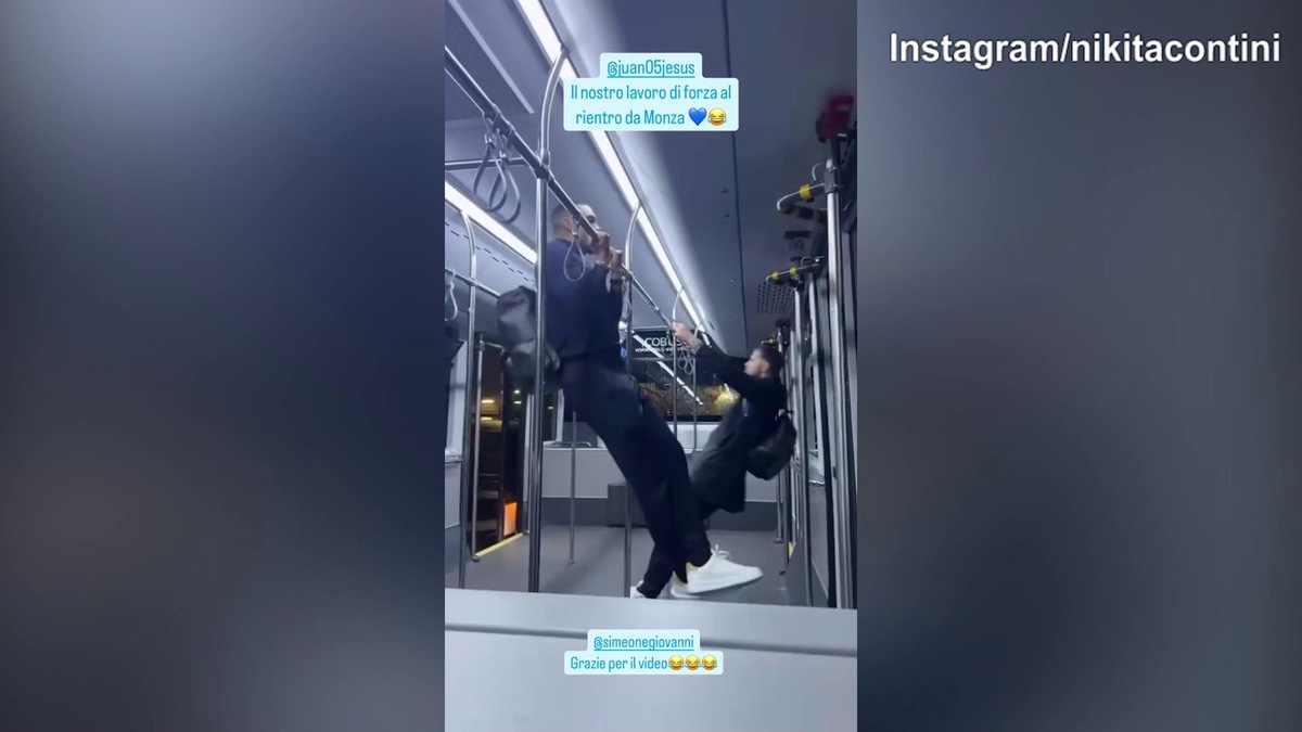 Napoli, incredibile Juan Jesus e Contini: lavoro di forza...con i corrimano del pullman