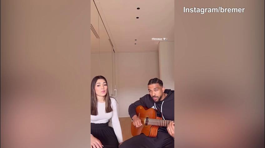 Juventus, Bremer suona la chitarra insieme alla moglie