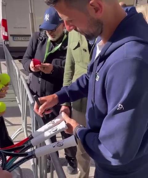 Djokovic e Dybala, che show insieme a Madrid tra foto, palline e racchette