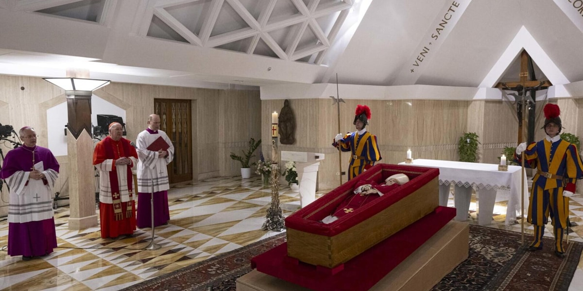 Le prime foto della salma di Papa Francesco