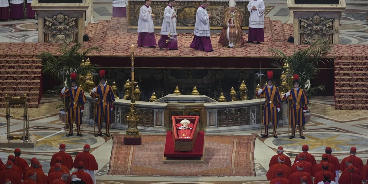 Il feretro di Papa Francesco entra a San Pietro: l'abbraccio di cardinali e fedeli