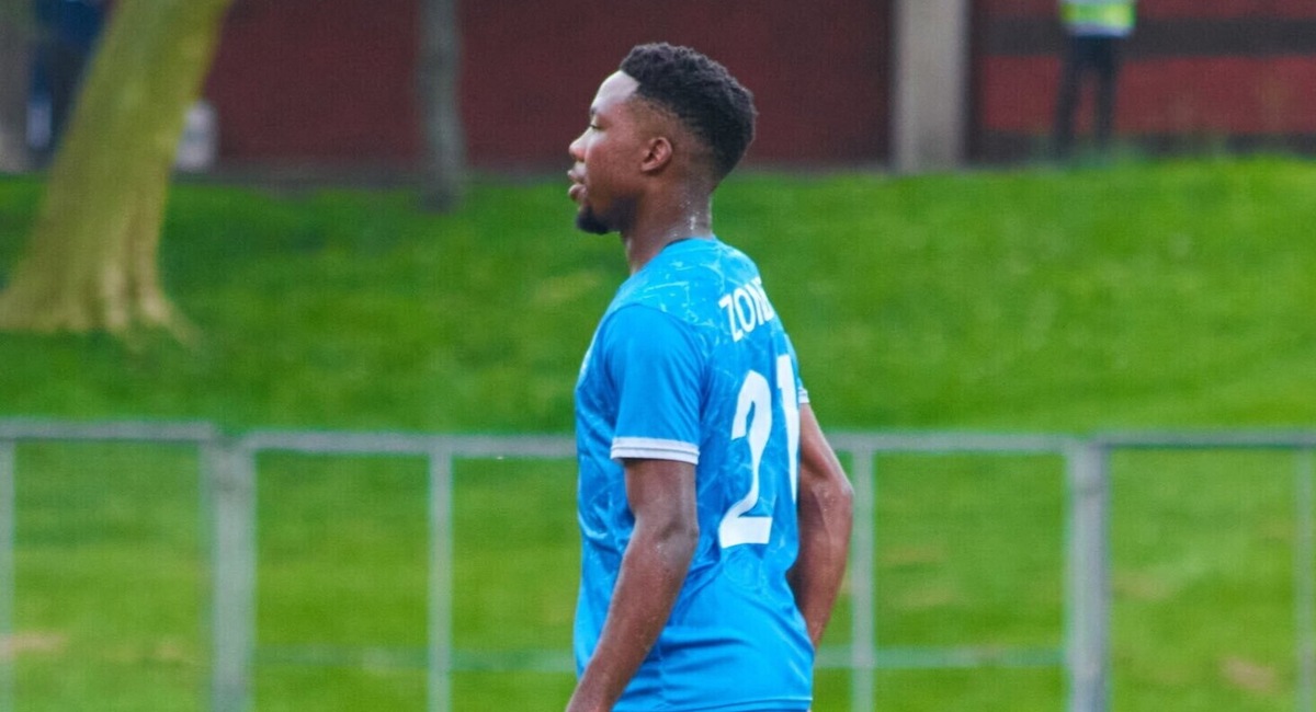 Tragedia in campo: si accascia durante il riscaldamento. Morto calciatore di 22 anni