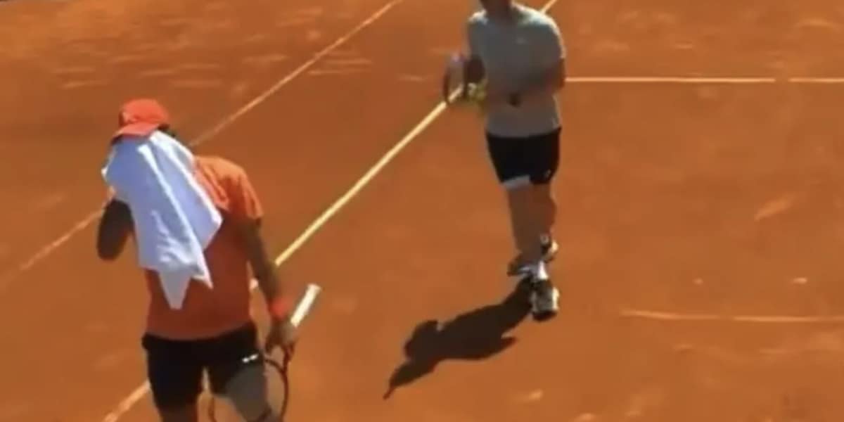 Djokovic esplode, durissimo sfogo in allenamento: "Fanc... il tennis". Poi si copre il volto...