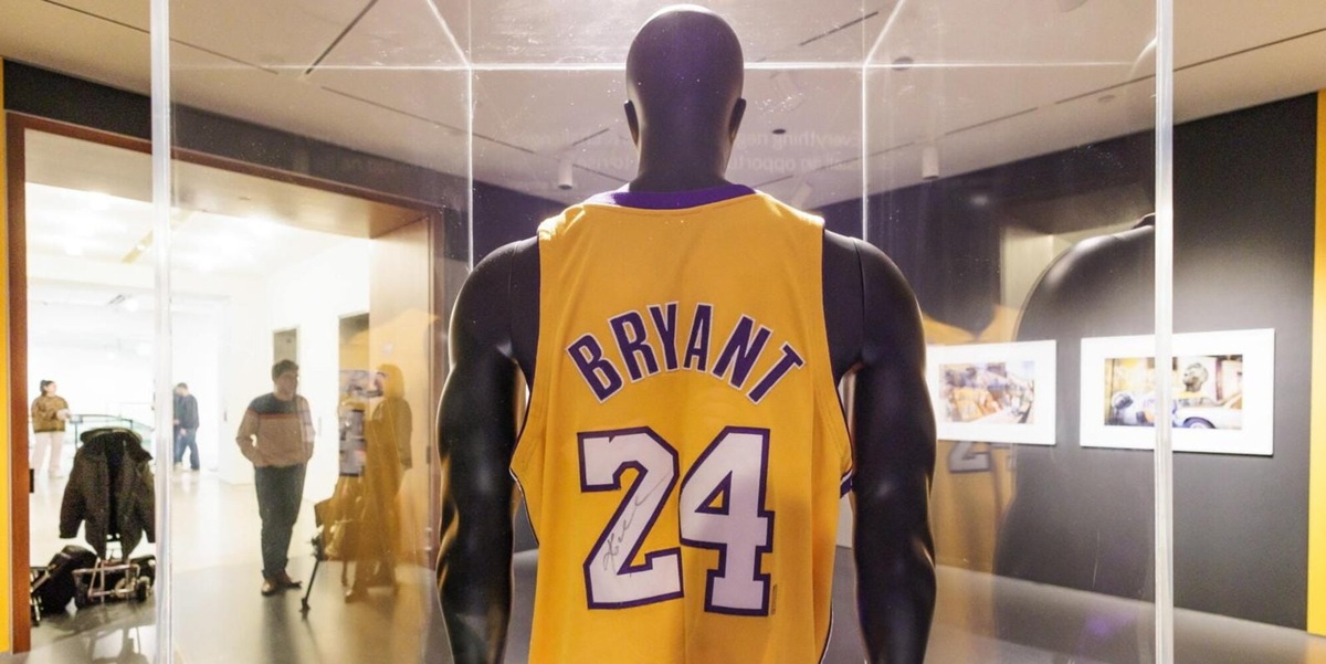 Canotta di Kobe Bryant venduta per una cifra incredibile: è tra i cimeli sportivi più costosi di sempre