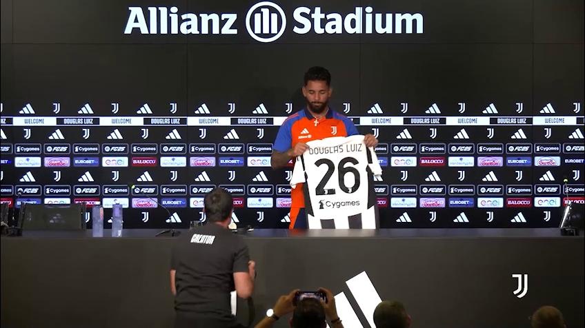 Douglas Luiz si sfoga sui social