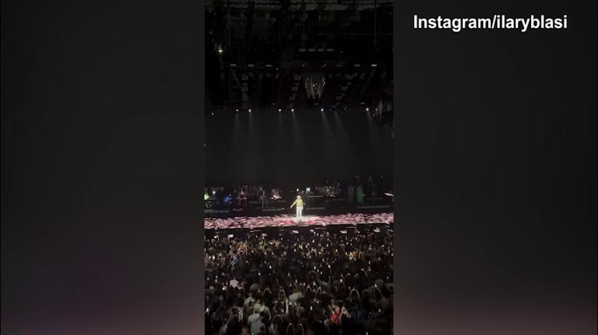 Ilary Blasi si scatena al concerto di Jovanotti