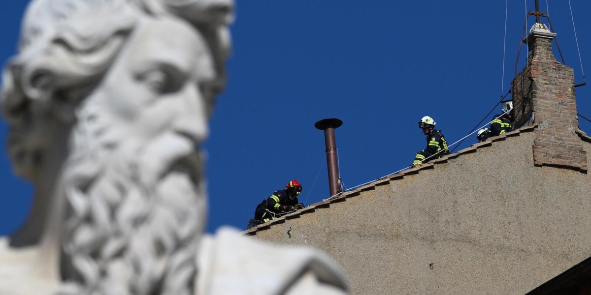 Conclave, montato il comignolo sulla Cappella Sistina