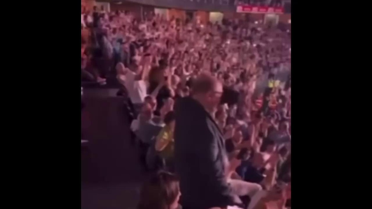 "Renato Zero papa" al concerto di Jovanotti e il saluto di Verdone