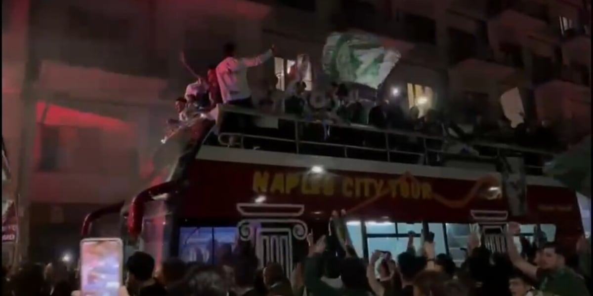 Avellino, che festa in città con il bus scoperto: calciatori e tifosi impazziti!