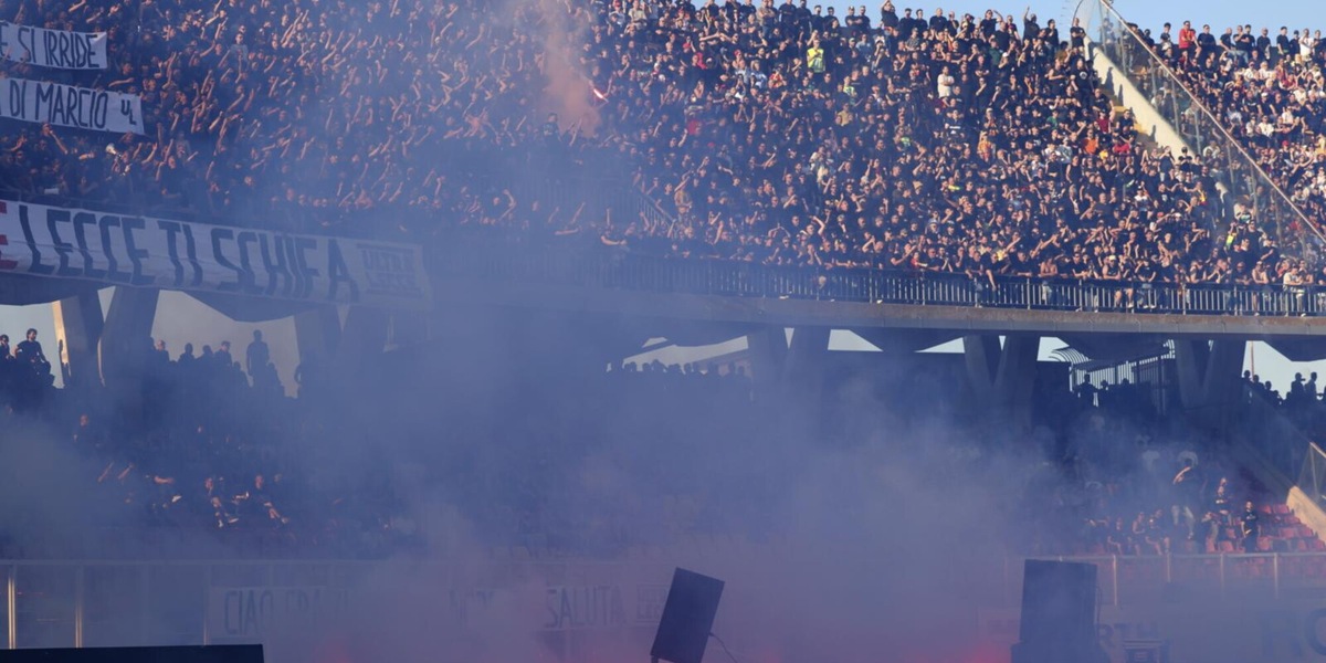 Lecce, la decisione del giudice sportivo dopo lo striscione offensivo e i fumogeni nella sfida con il Napoli