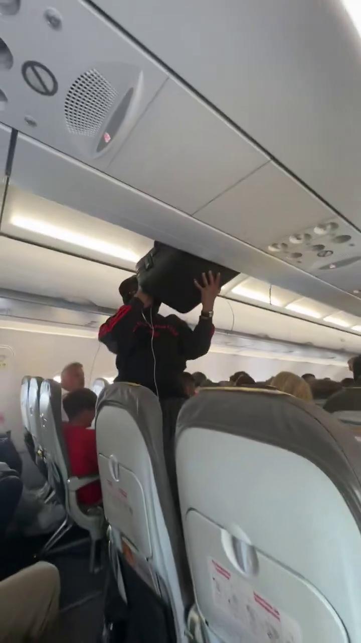 Koundé su un volo di linea per Milano: parte il coro dei tifosi