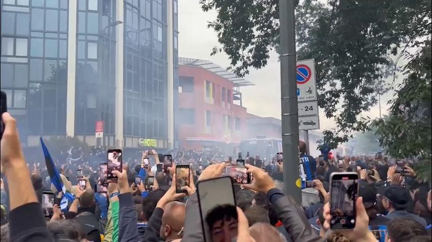 Champions League, che folla ad accogliere il pullman dell'Inter