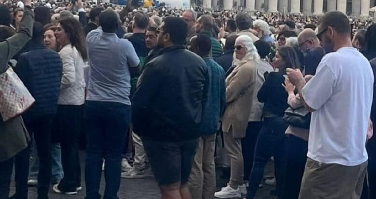 Conclave per il nuovo Papa: spunta anche De Rossi in piazza San Pietro