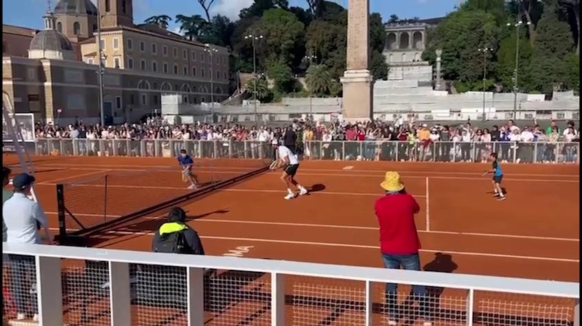 Berrettini show a Piazza del Popolo: improvvisa un doppio con alcuni giovani tifosi