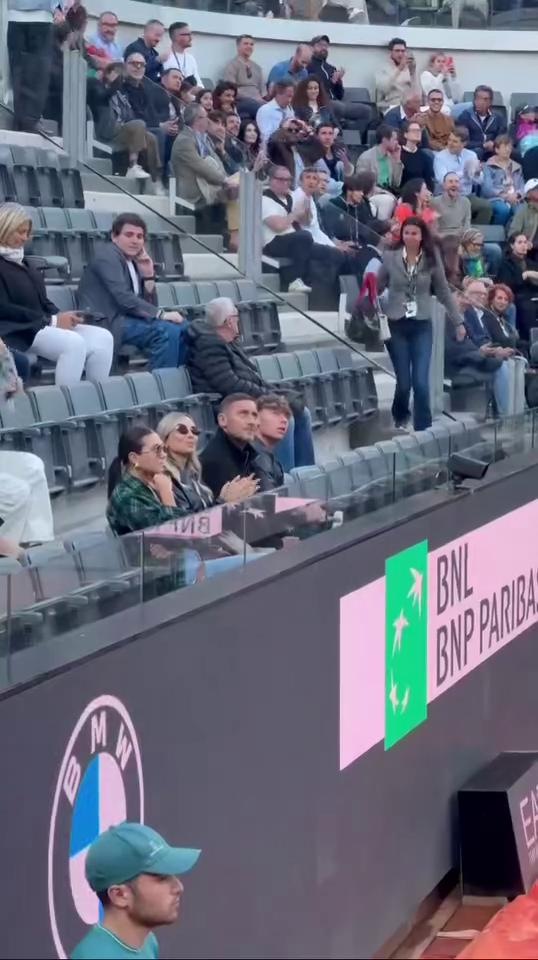 Internazionali d'Italia, Totti scopre il volto di Papa Leone XIV al maxischermo