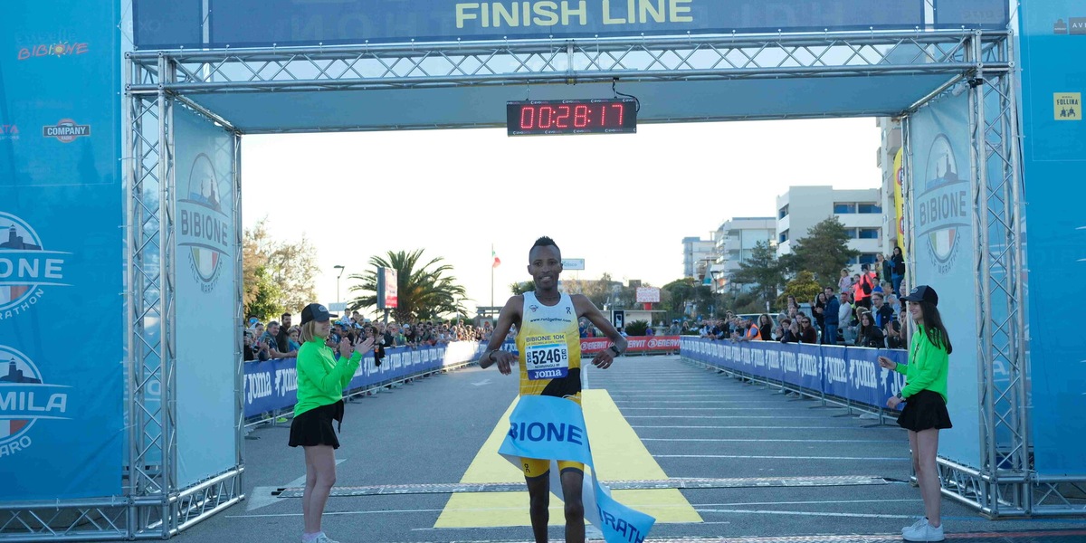 John Maina Ndirangu a Bibione è il re della 2^ Diecimila del Faro, 28'17" e miglior prestazione maschile su suolo italiano 2025