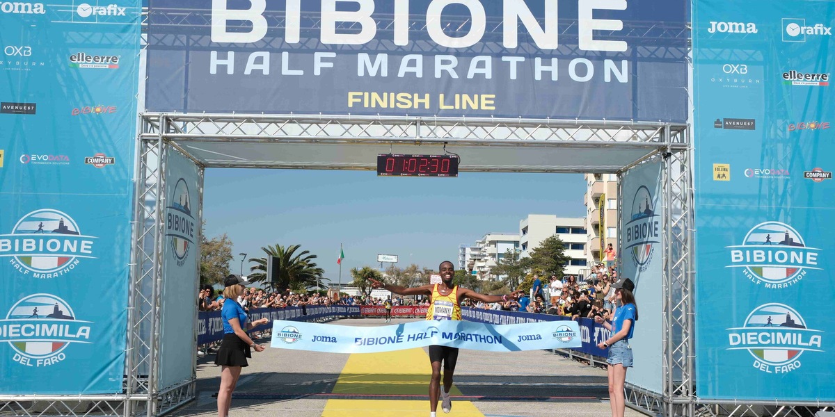 9^ Bibione Half Marathon e 2^ Diecimila del Faro, edizione ricca di primati. Vittoria di Vincent Momanyi e Sara Bottarelli