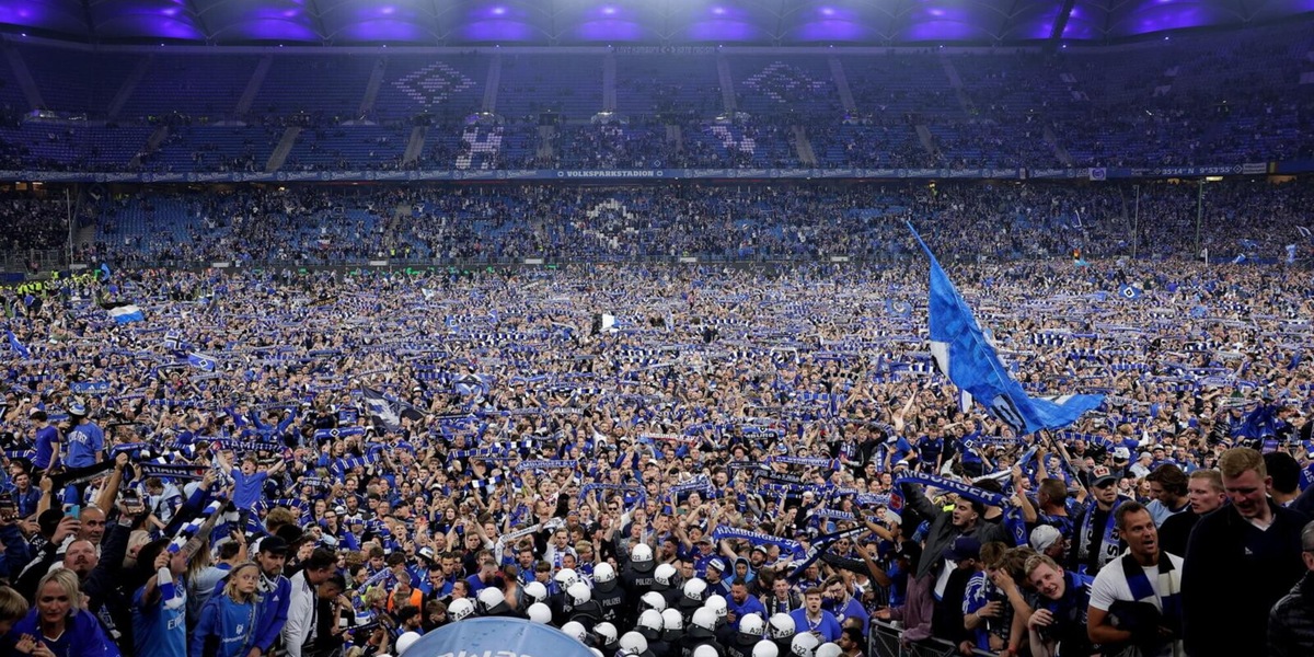 Caos in Germania, la festa promozione dell'Amburgo degenera: 25 tifosi finiscono in ospedale