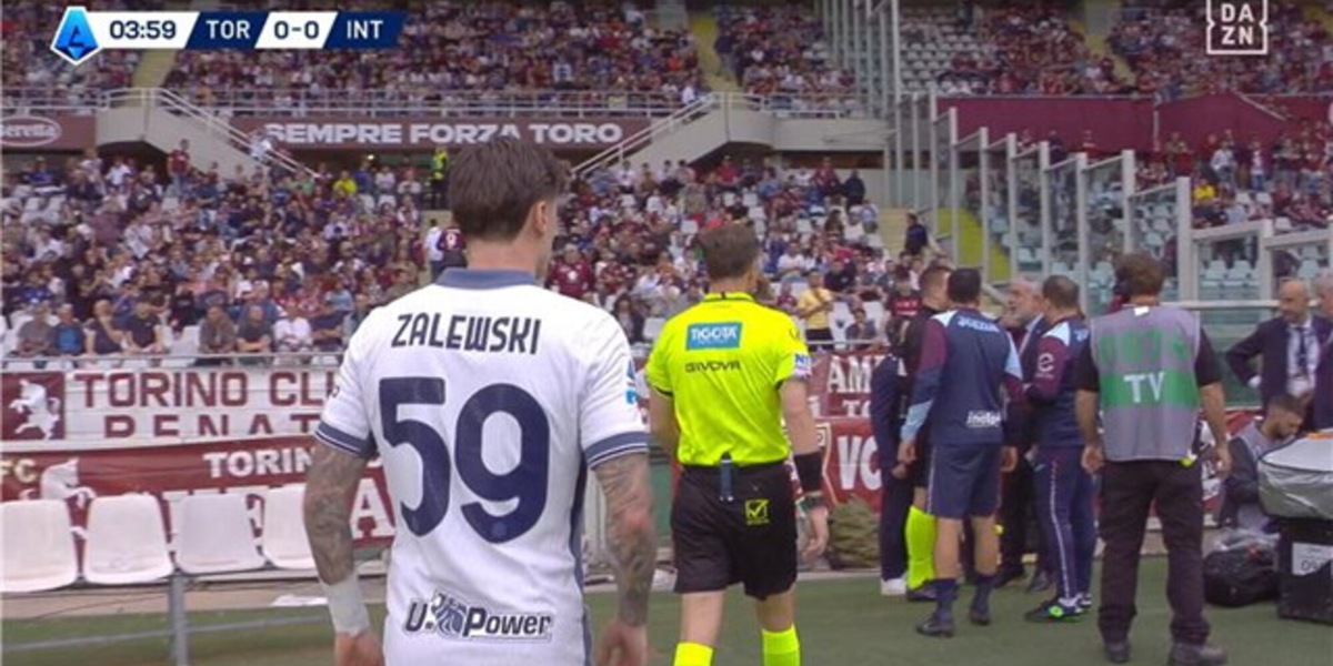 Torino-Inter, due tifosi cadono in curva Maratona. La reazione dei giocatori in campo