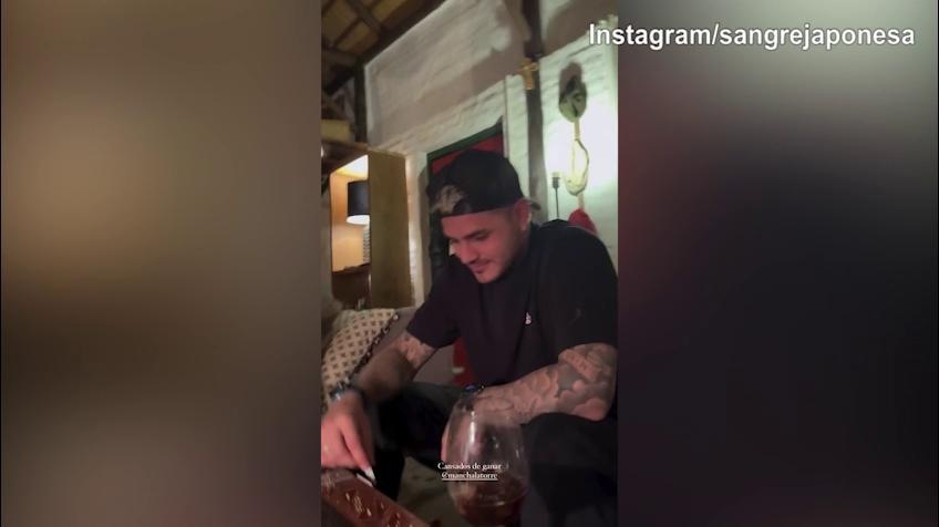 Icardi e China Suarez, serata con amici giocando a ..Domino