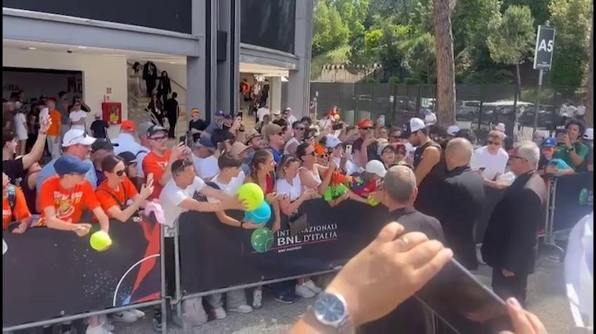 Berrettini arriva al Foro Italico, tifosi in delirio