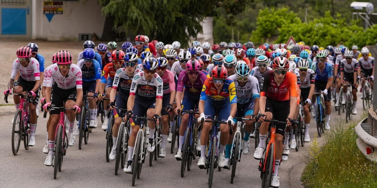 Il Giro d’Italia arriva in Puglia, Pedersen in maglia rosa