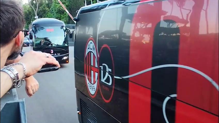 Milan-Bologna, le squadre arrivano allo stadio "Olimpico"