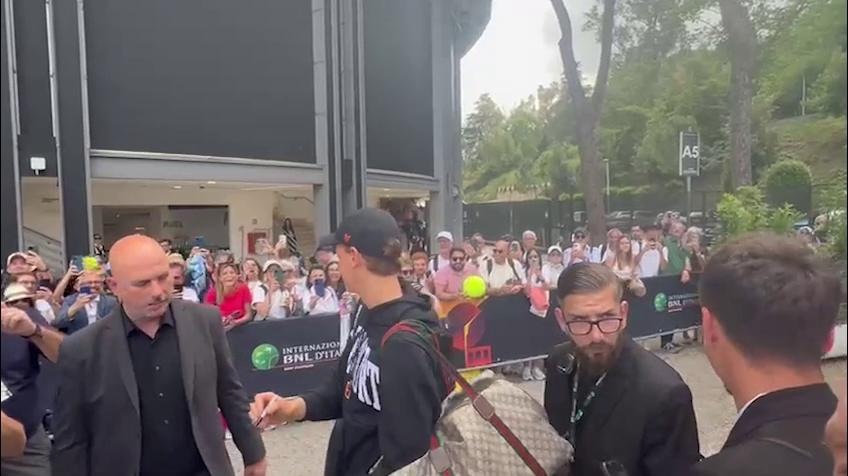 Sinner entra al Foro Italico per la sfida con Ruud, tifosi in delirio a Roma