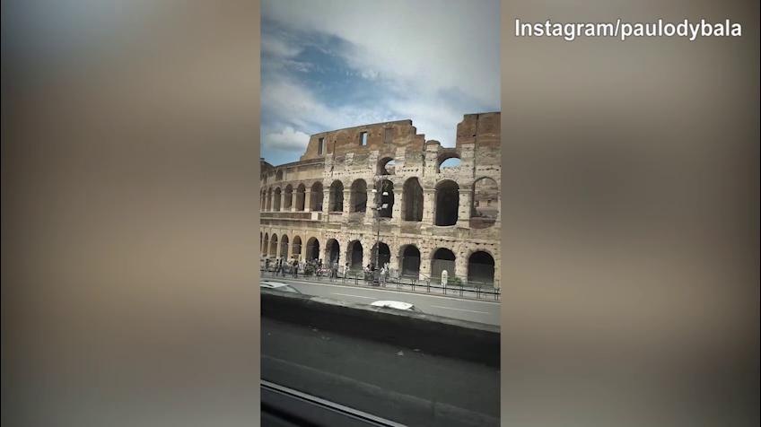 Dybala innamorato di Roma: eccolo sotto il Colosseo