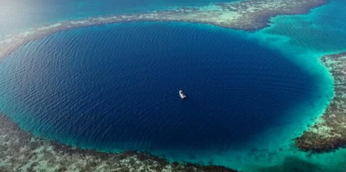 Inviano un drone in un grande buco nel mare: quello che vedono fa gelare il sangue