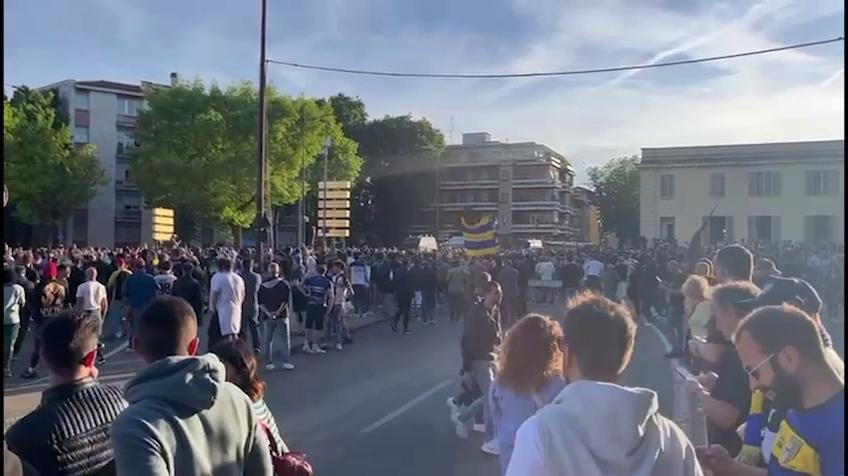 L'arrivo dell'autobus del Napoli allo stadio Tardini