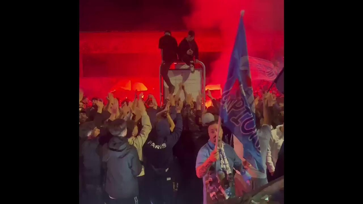 Delirio Napoli a Capodichino: oltre mille persone ad aspettare la squadra