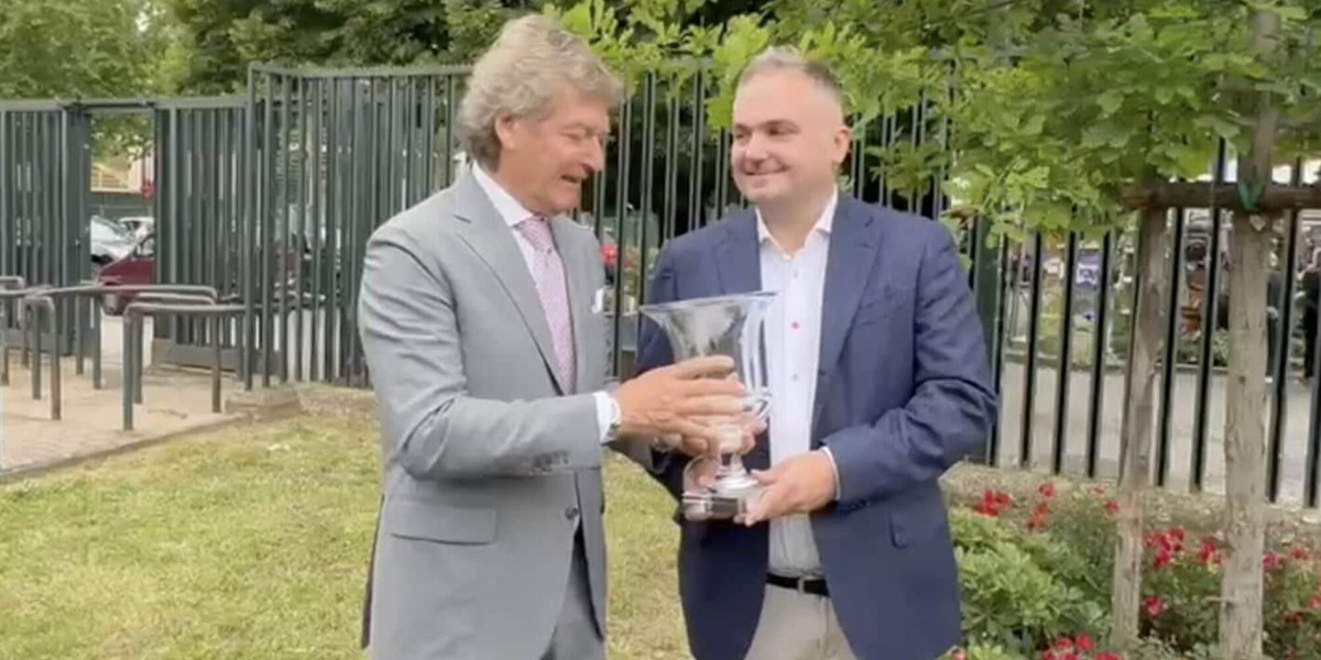 Antognoni consegna il premio Rialti a Pietro Lazzerini
