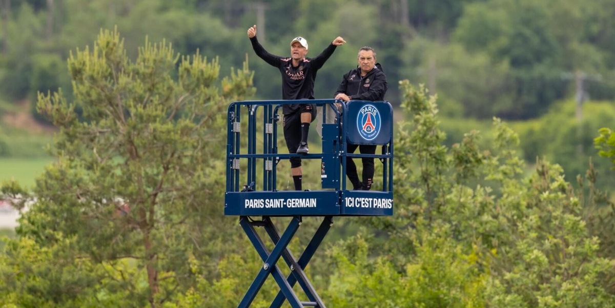 Luis Enrique e l'allenamento del PSG visto dalla gru a 6 metri: c'è un motivo ben preciso