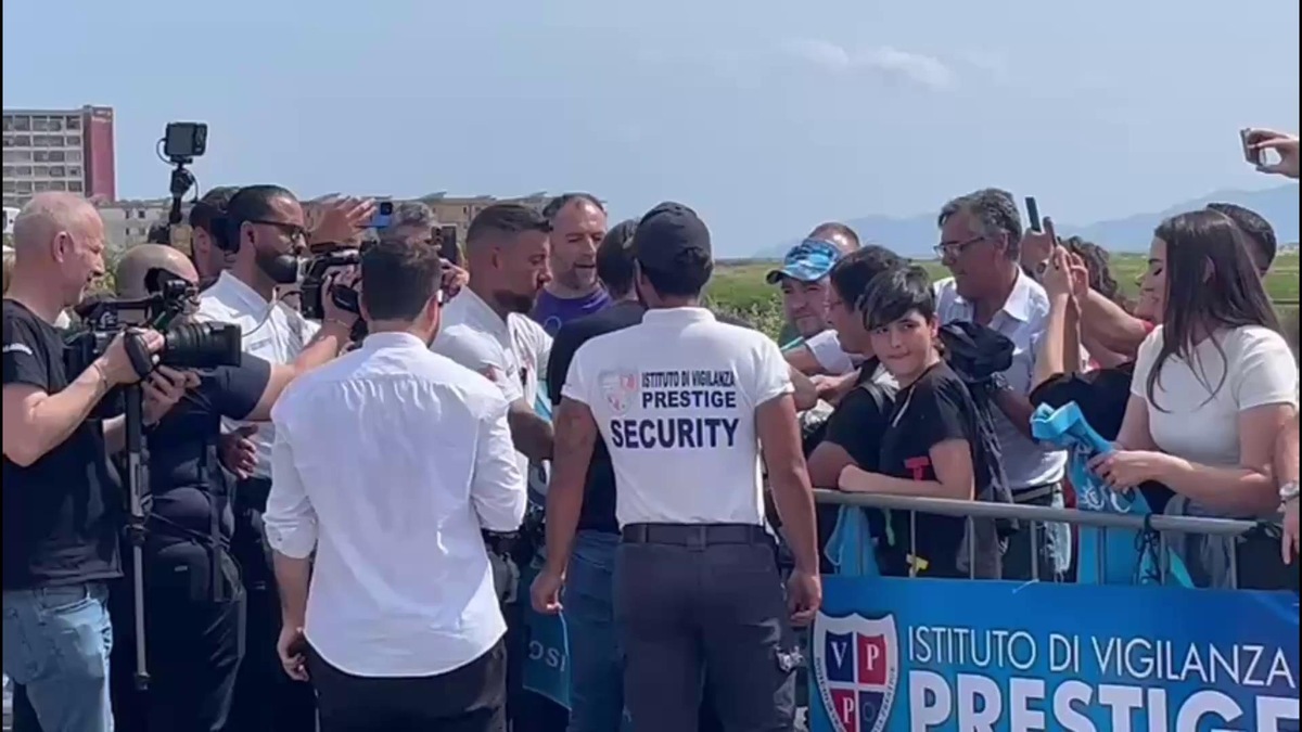 Conte, che show: si ferma con i tifosi del Napoli e saluta tutti... correndo