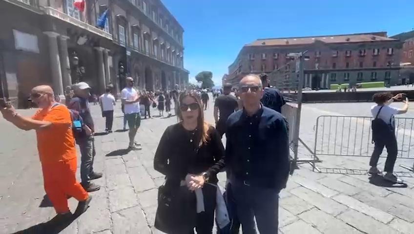 Napoli, le ultime da piazza Plebiscito: la città prega e spera