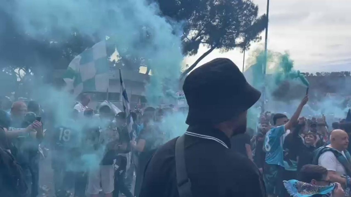 Napoli, delirio davanti al Maradona prima della sfida con il Cagliari