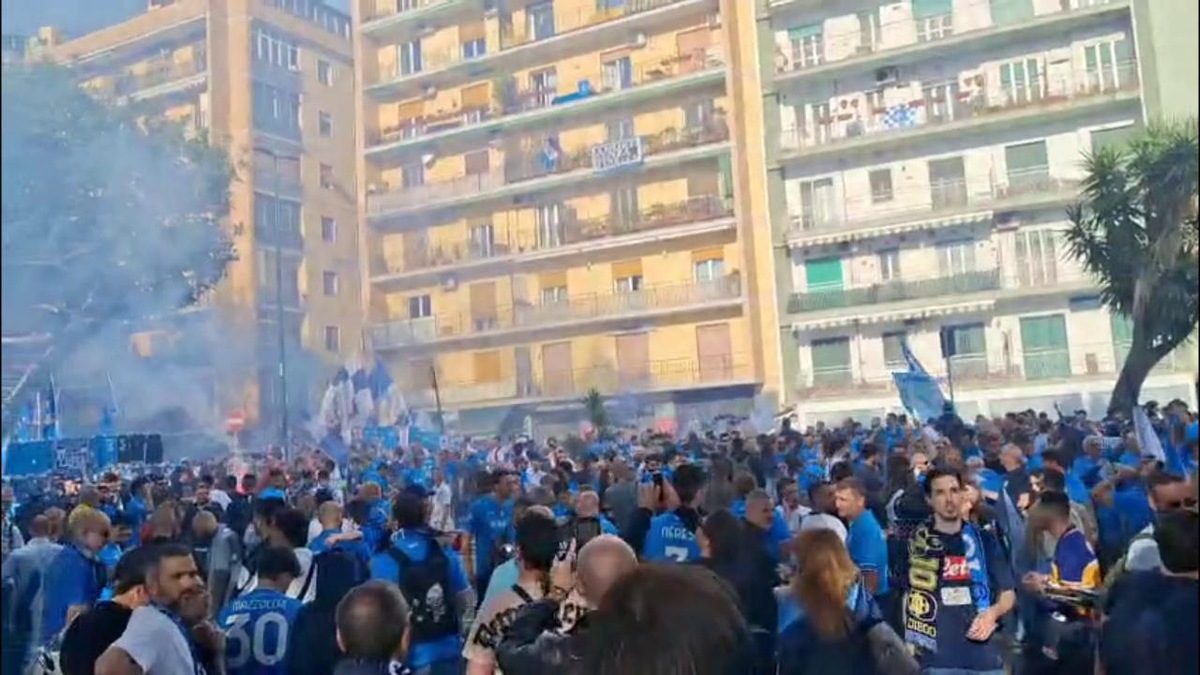 Napoli, migliaia di tifosi impazziti fuori dal Maradona
