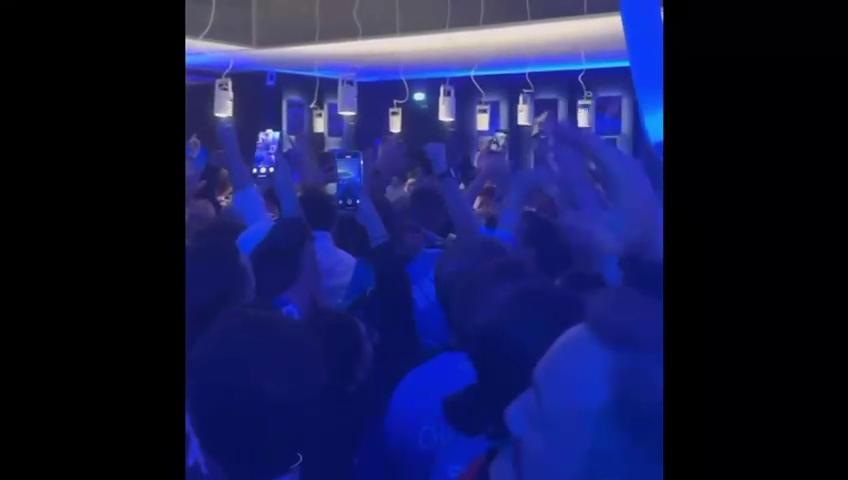 Napoli, la festa incontenibile dei giocatori al Maradona e il ritorno a casa all'alba