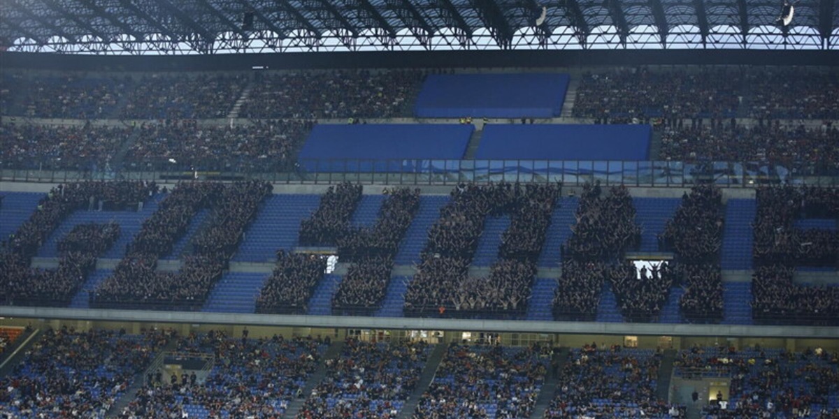 Clamorosa contestazione dei tifosi del Milan: formano una scritta gigante in curva contro la società