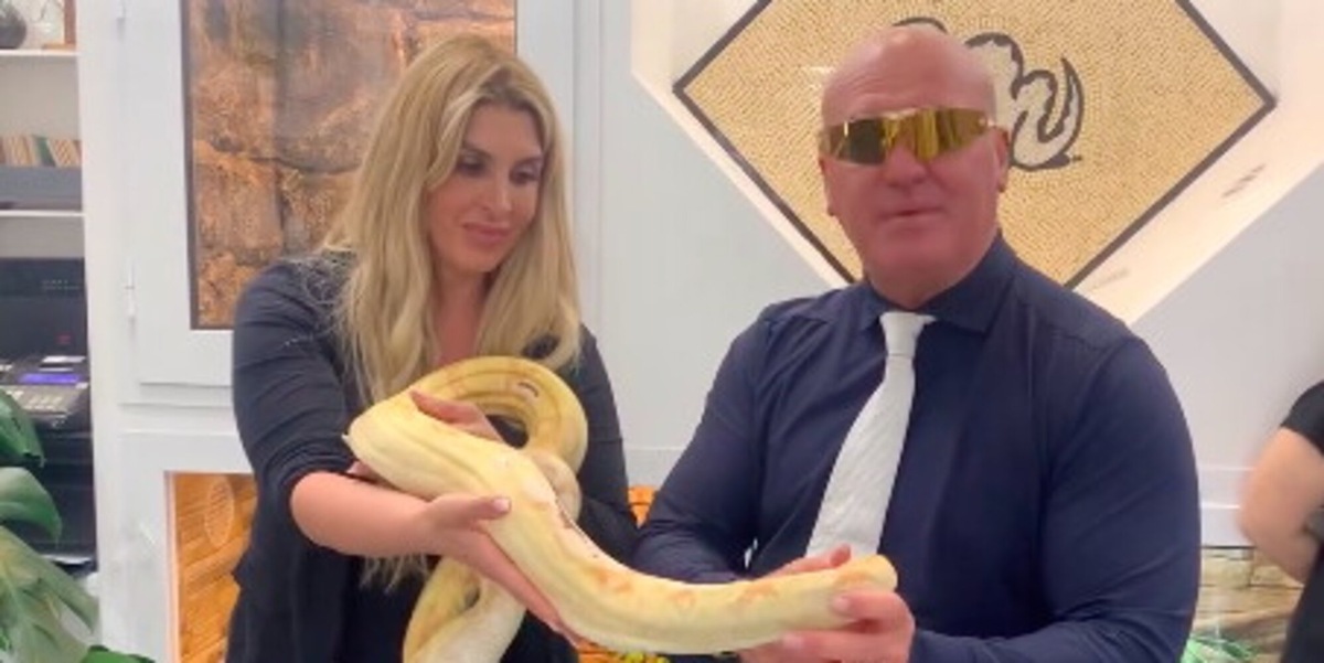 L’ex Lazio Juan Bernabé adotta un boa dopo l’aquila Olympia: “Si chiama Pamela come la Anderson”