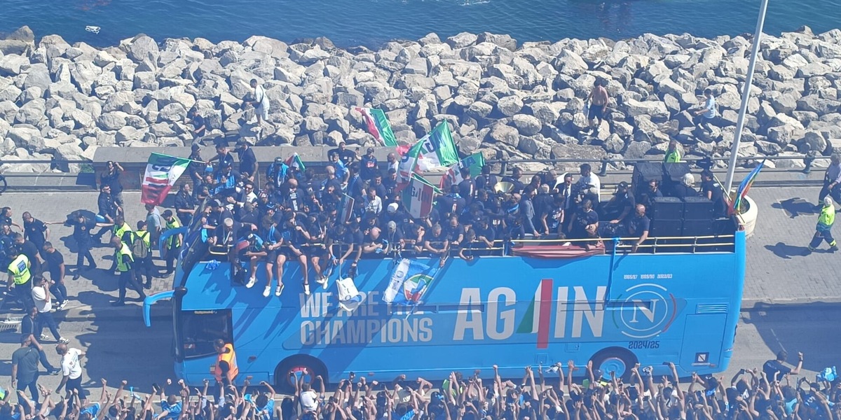 Il Napoli si scatena con 'O surdato 'nnammurato