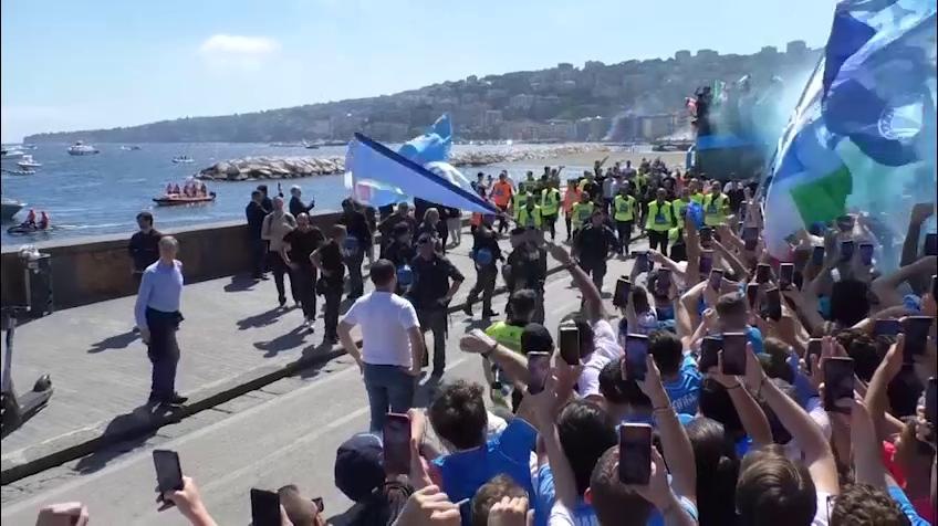 Napoli, che spettacolo il passaggio del pullman scudetto